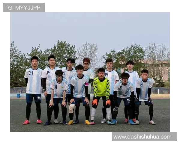 海报球星足球宿舍梦想之地展现青春活力与拼搏精神