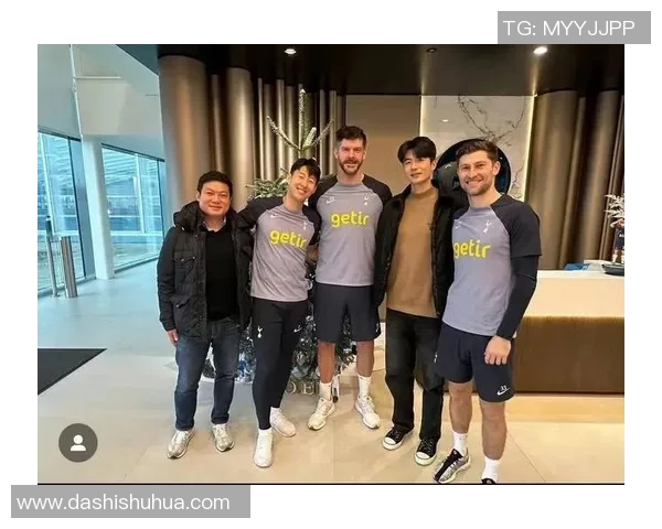 足球星兄弟情深:从竞技场到生活中的无尽支持与默契配合 足球星兄弟情深:从竞技场到生活中的无尽支持与默契配合